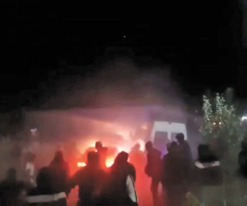 La turba golpeó a los ocupantes de dos automóviles. Foto: TOMADA DE VIDEO