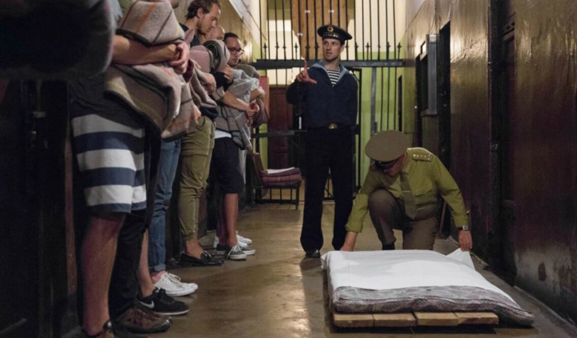 Los huéspedes deben seguir el antiguo protocolo de la cárcel, por lo que al entrar deben ponerse de rodillas en un pasillo oscuro y lúgubre para ser examinados. (Foto: Karosta Prison)