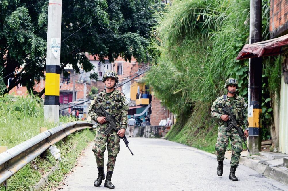 Soldados colombianos durante un operativo de vigilancia, en Medellín, en 2018. / ARCHIVO EFE