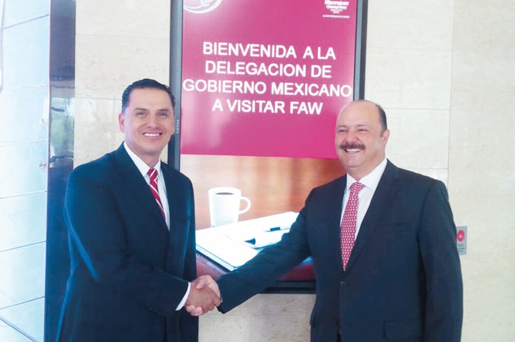 En la denuncia contra los ex mandatarios se detalla que por lo menos 40 personas allegadas al nayarita Roberto Sandoval (izq.) habrían participado en las transacciones (ARCHIVO EL UNIVERSAL)