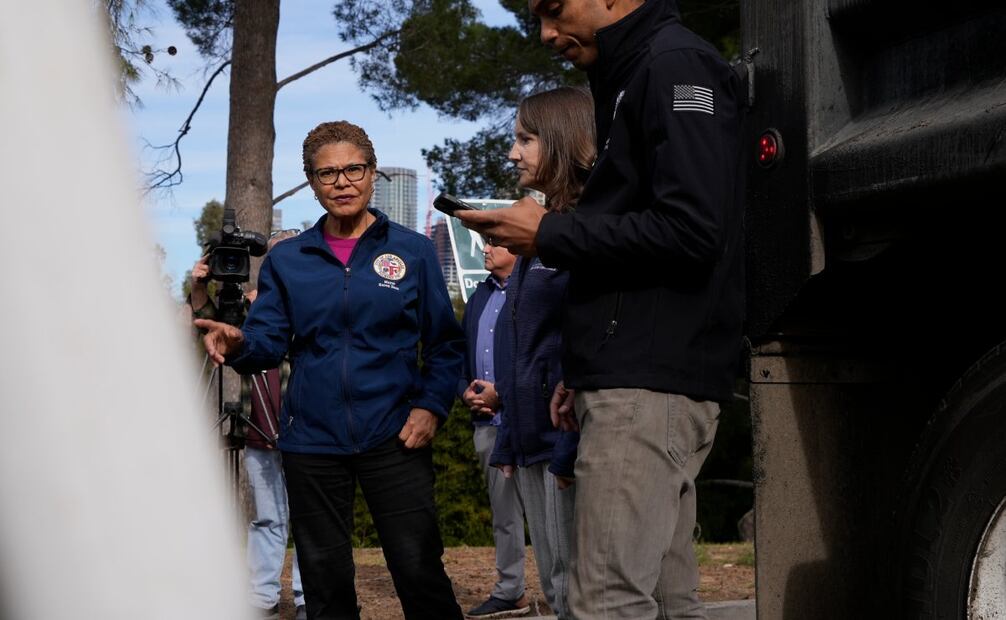 La alcaldesa de Los Ángeles, Karen Bass, visita una zona en Los Ángeles, el miércoles 22 de enero de 2025, donde los trabajadores de la ciudad se preparan para reforzar el terreno quemado previo a las lluvias pronosticadas para este fin de semana. (AP Foto/Brittany Peterson)