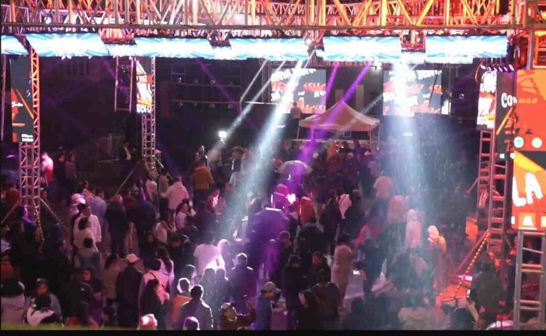 Aunque el ambiente es familiar, de manera discreta personal de protección civil y de la Policía Capitalina resguardan el lugar este 15 de septiembre. Foto: Especial