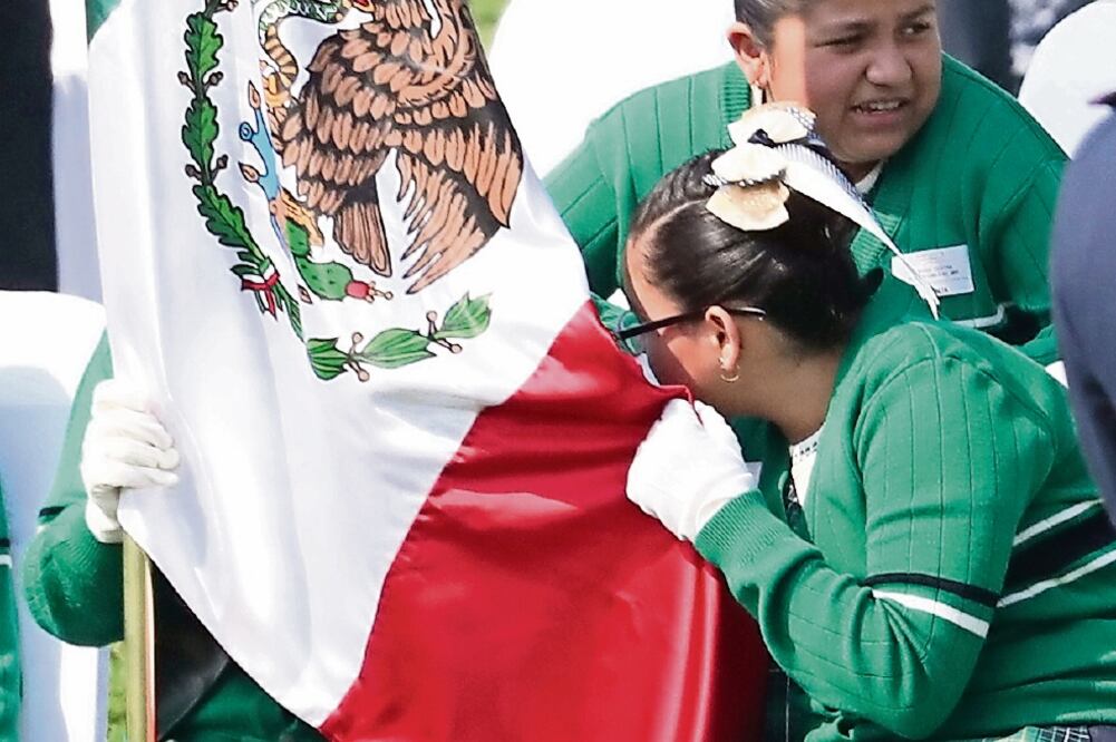 Uno de los pocos que no compartió ninguna idea en el Día de la Bandera fue Andrés Manuel López Obrador (ARIEL OJEDA. EL UNIVERSAL)