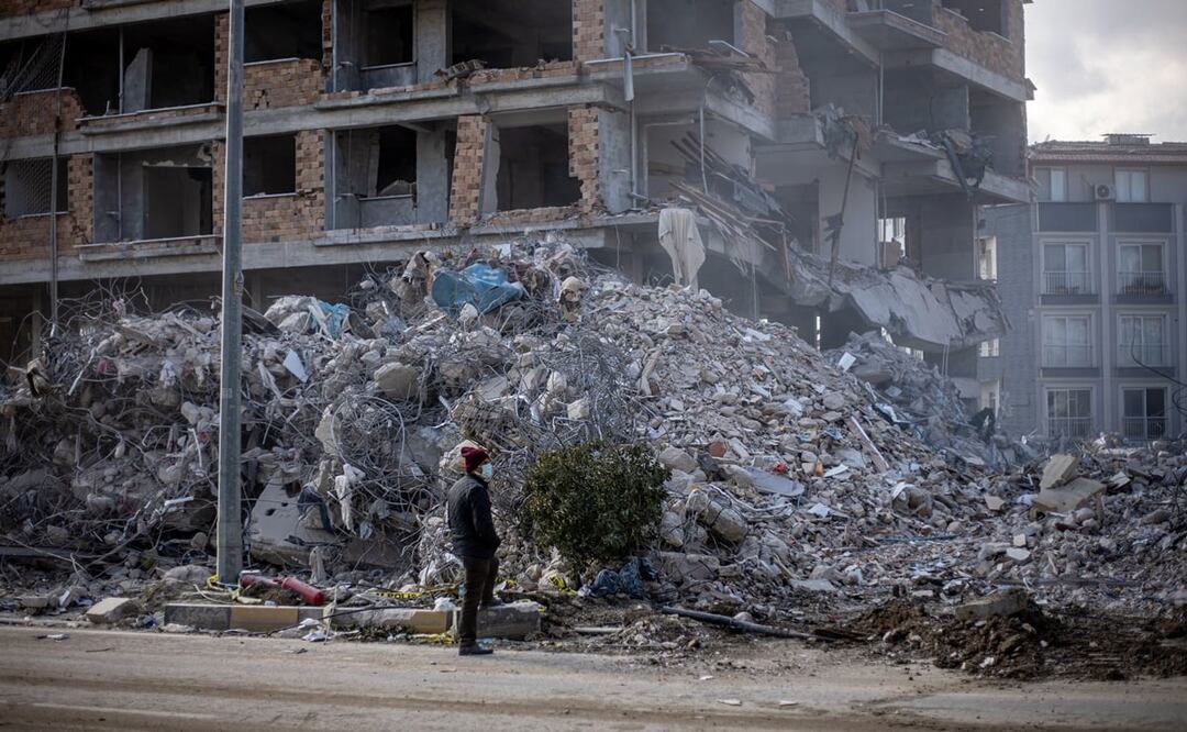 Un hombre observa los escombros de los edificios derrumbados tras un potente terremoto en Hatay, Turquía. Foto: EFE