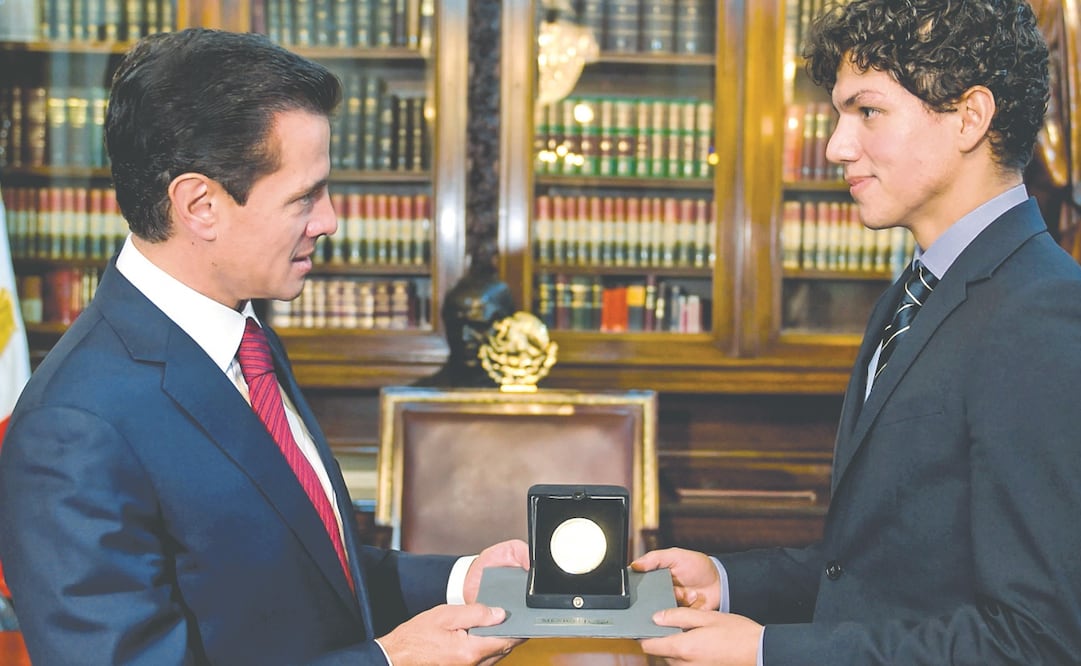 El Presidente Enrique Peña Nieto le entregó el reconocimiento al artista en Palacio Nacional. (PRESIDENCIA DE LA REPÚBLICA)