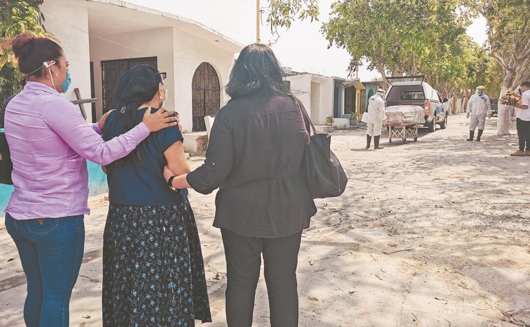 El protocolo de seguridad del panteón en el que fue enterrado Cuauhtémoc de Gyvés de la Cruz, primer fallecido en el Istmo de Tehuantepec a causa del coronavirus, mantuvo distanciados a sus familiares. Fotos: ROSELIA CHACA. EL UNIVERSAL