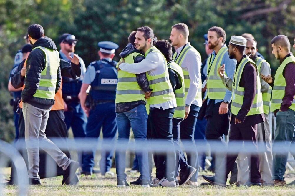 Ayer se realizaron los primeros funerales de las víctimas del tiroteo en dos mezquitas, en el cementerio de Christchurch. Foto: MARK BAKER. AP