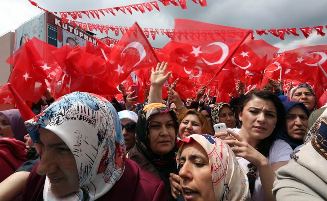 Las dos explosiones sucedieron con unos tres minutos de diferencia y una de las víctimas podría haber perdido un brazo (Foto: AP)