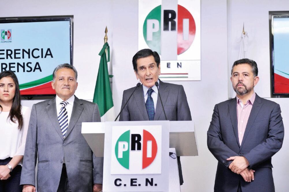 El priísta Fernando Elías Calles (centro) anunció que por unanimidad, se declara al ex gobernador Roberto Borge Angulo persona non grata. (EFE)