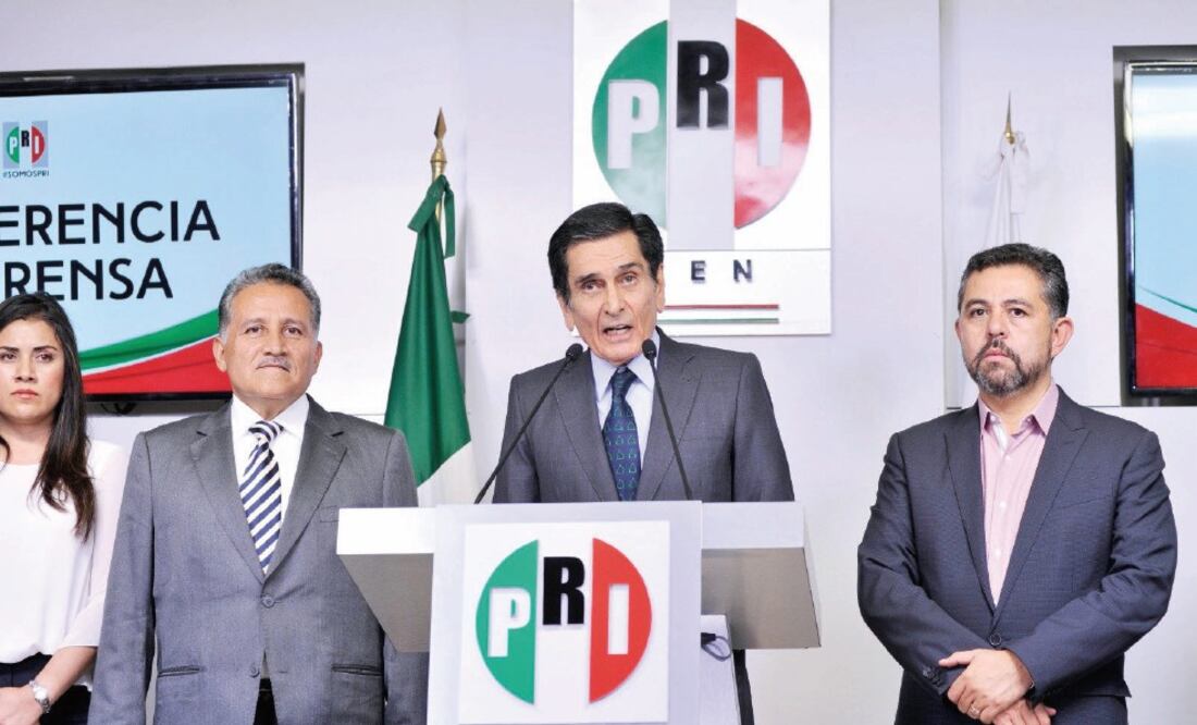 El priísta Fernando Elías Calles (centro) anunció que por unanimidad, se declara al ex gobernador Roberto Borge Angulo persona non grata. (EFE)