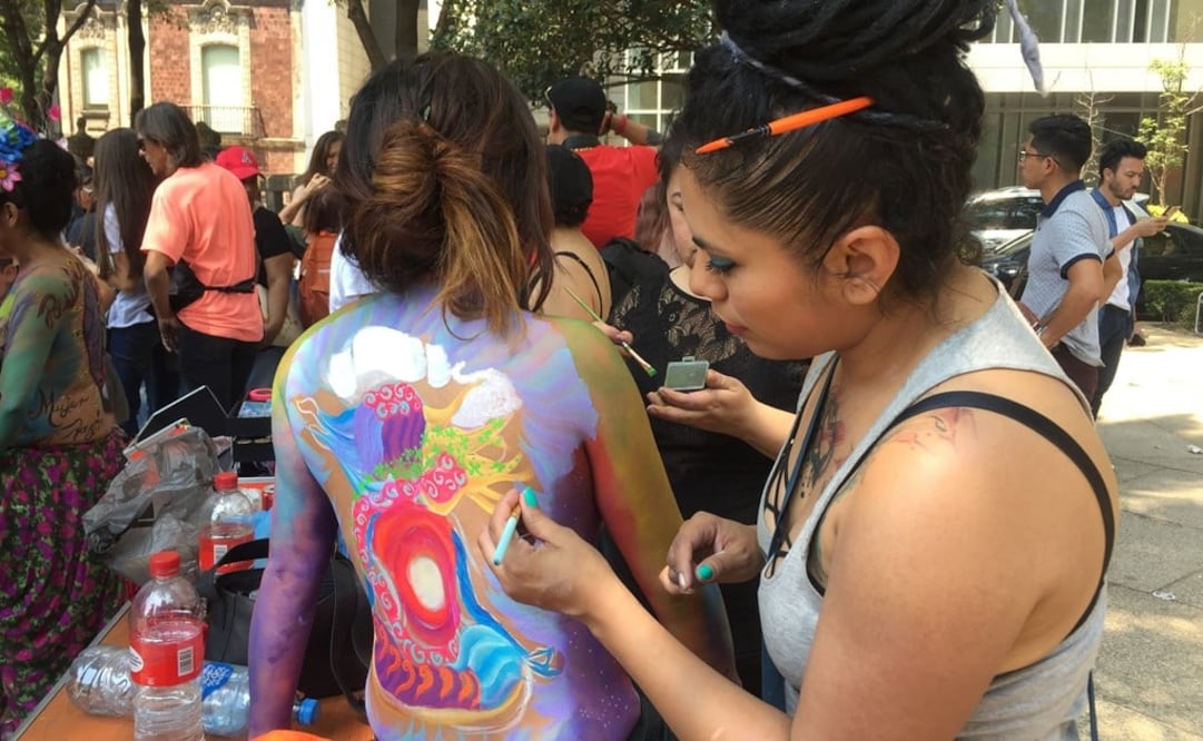 Artists and models collaborate in the process of creation - Photo: Gretel Morales/EL UNIVERSAL in English