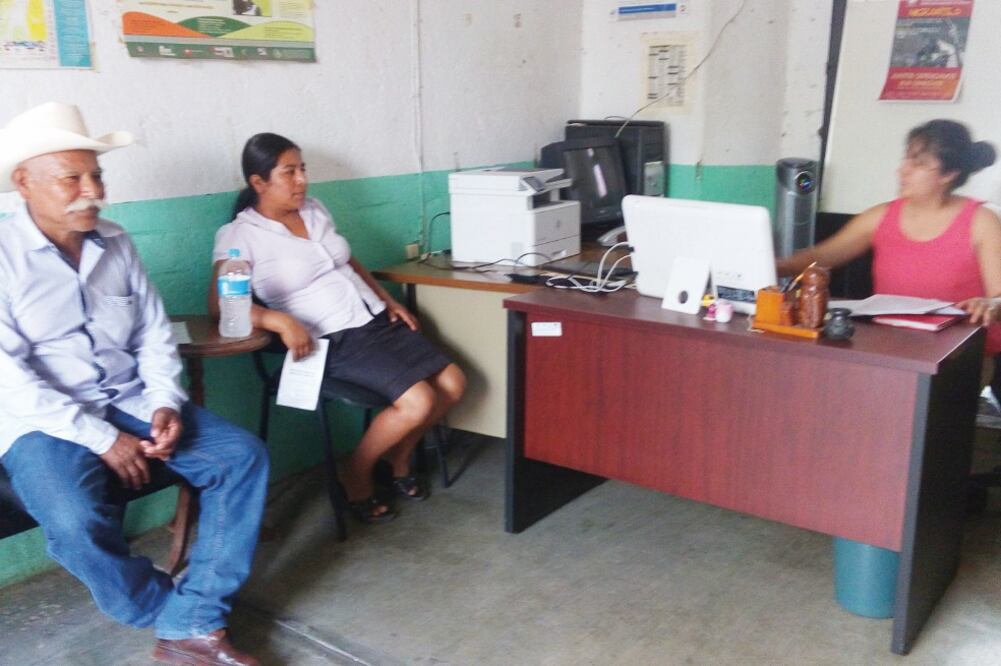 Según la pareja Refugio y Leonor, su hija Priscila, de 12 años, fue raptada de su comunidad San Antonio Nuevo Paraíso. Aseguran que al denunciar les dijeron que mejor aceptaran “comida y algunos cartones de cervezas a cambio de ella”. (ALBERTO LÓPEZ)