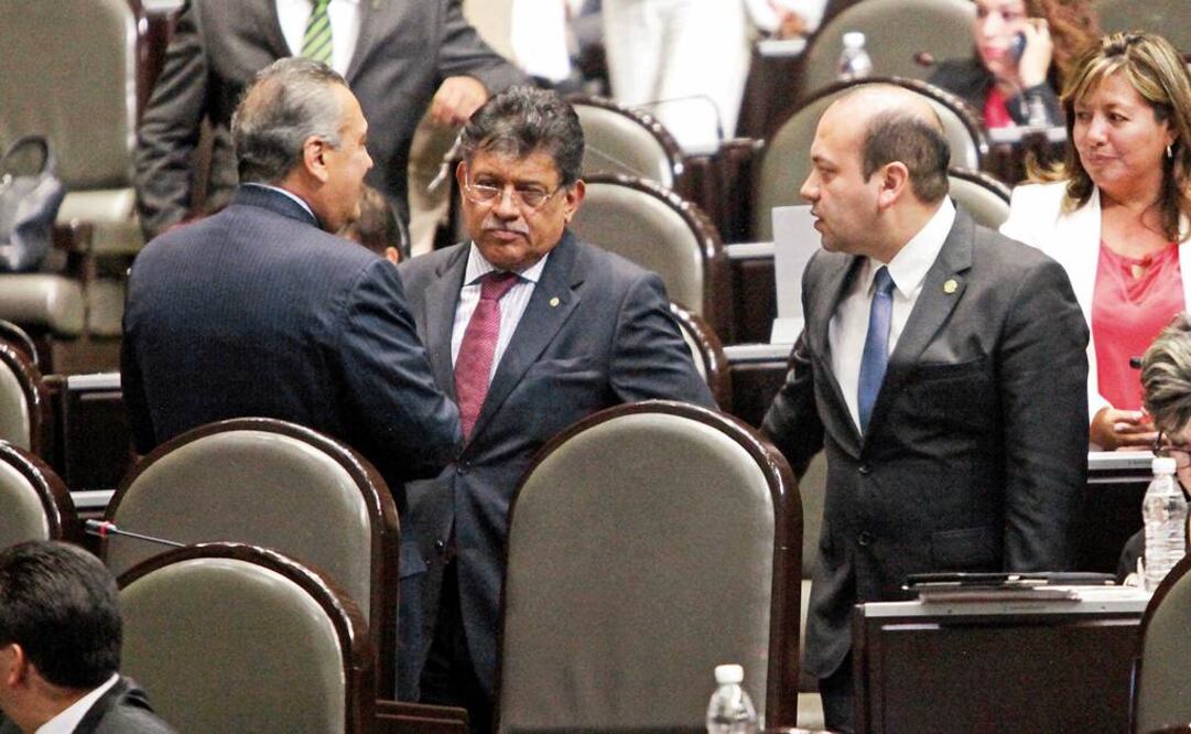 Los coordinadores Manlio Fabio Beltrones (PRI), Miguel Alonso Raya (PRD) y Julio César Moreno, presidente de la Mesa Directiva en San Lázaro/ Archivo - EL UNIVERSAL