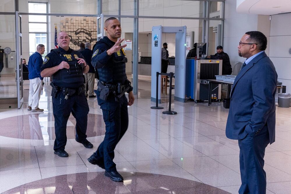 La policía del Departamento de Seguridad Nacional patrulla el vestíbulo de la Agencia estadounidense para el Desarrollo Internacional (USAID) en Washington, DC. Foto: EFE
