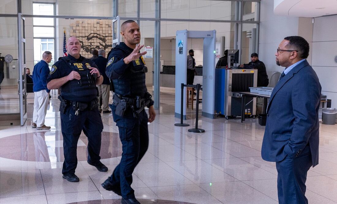 La policía del Departamento de Seguridad Nacional patrulla el vestíbulo de la Agencia estadounidense para el Desarrollo Internacional (USAID) en Washington, DC. Foto: EFE