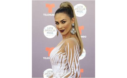 Aracely Arámbula impacta con vestido transparente