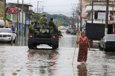 Evacúan a 30 familias por lluvias en Tabasco; Ejército pone en marcha Plan DNIII