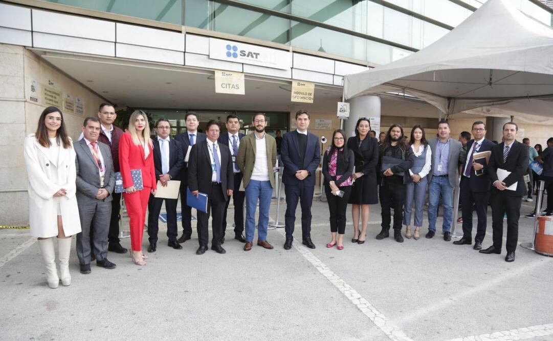 El Jefe del SAT Acudió junto con las y los administradores generales y desconcentrados para supervisar la aplicación correcta de los compromisos del nuevo gobierno. Foto: X @SATMX