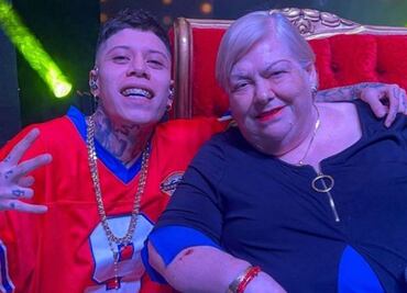 Santa Fe Klan hace llorar a Paquita la del Barrio en el escenario
