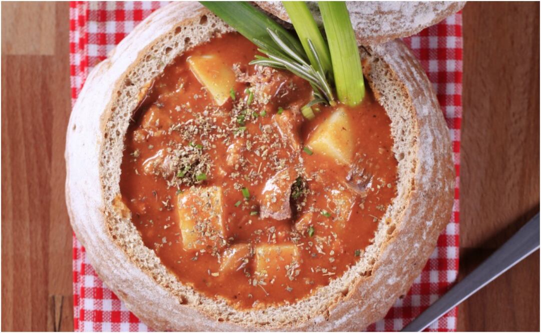 Foto: istock/ Sopa de jitomate en bowl de pan