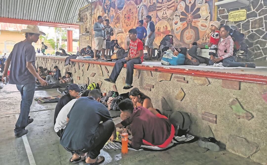 Después de recorrer más de 159 kilómetros del territorio oaxaqueño, ayer los migrantes tomaron fuerzas en Matías Romero. Foto: Roselia Chaca/ EL UNIVERSAL.