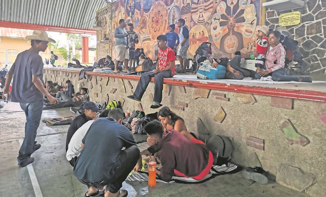 Después de recorrer más de 159 kilómetros del territorio oaxaqueño, ayer los migrantes tomaron fuerzas en Matías Romero. Foto: Roselia Chaca/ EL UNIVERSAL.