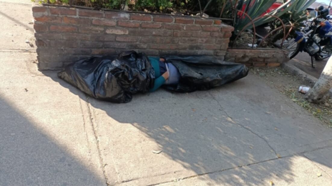 VIDEO. Estremece a vecinos supuesto cadáver embolsado en Cuauhtémoc; solo era un hombre durmiendo