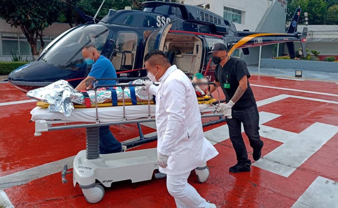 Foto: Especial/El Universal/ Paramédicos del Centro Regulador de Urgencias Médicas (CRUM), solicitó un helicóptero de la SSC en el deportivo San Luis Tlaxialtemalco, ubicado en la alcaldía Xochimilco, para la entrega del lesionado. 
