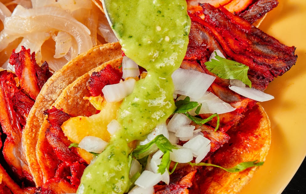 El famoso "falso guacamole" de las taquerías obtiene su consistencia y color de la emulsión de calabacita hervida, tomate verde y aceite vegetal. Foto: Canva.