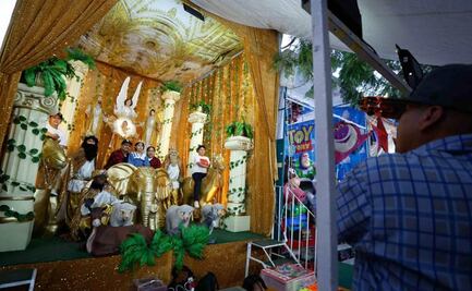 Entre coronas luminosas y globos, los Reyes Magos posan para la foto; tradición revive en el corazón de la CDMX