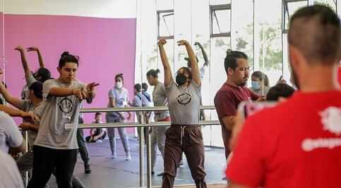 Con ópera y danza, mexicanos expresan rechazo a la política migratoria orquestada por Donald Trump