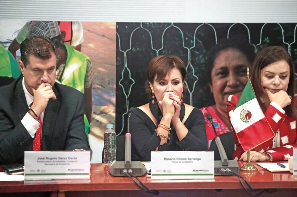 Rosario Robles, titular de la Sedatu, afirma que las personas con viviendas que tienen daño parcial reciben una tarjeta para efectivo. (ALEJANDRA LEYVA. EL UNIVERSAL)