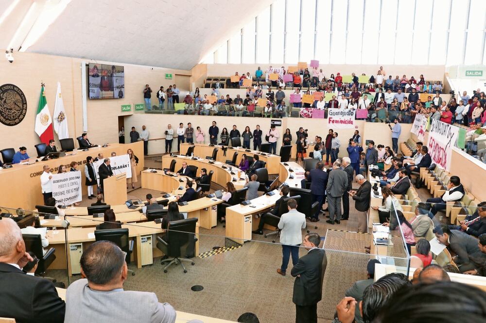 Dirigentes, simpatizantes y la candidata Alma Alcaraz se manifestaron en el Congreso local. Foto Especial