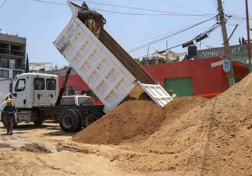 Camiones de volteo depositaron en la zona de obras el material de relleno. Foto: Karla Guerrero / EL UNIVERSAL
