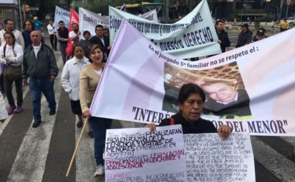 Padres marchan sobre Reforma contra la alienación parental