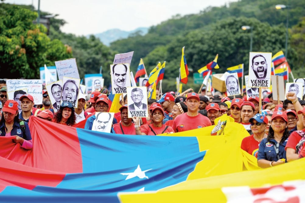 Simpatizantes del gobierno del presidente Nicolás Maduro marcharon ayer, en Caracas, contra el mandatario estadounidense, Donald Trump, y contra los miembros de la oposición venezolana (FEDERICO PARRA. AFP)