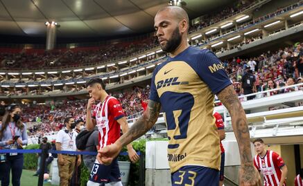 ¿Qué jugador de Chivas ‘arrebató’ la playera de Dani Alves?