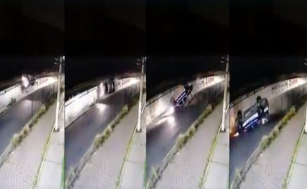 Policía de Naucalpan resulta ileso al volcar patrulla y caer de un puente vial