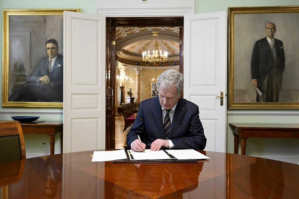 El presidente de Finlandia, Sauli Niinisto, firma la legislación nacional de la OTAN de Finlandia en Helsinki, Finlandia, el jueves 23 de marzo de 2023. Foto: AP