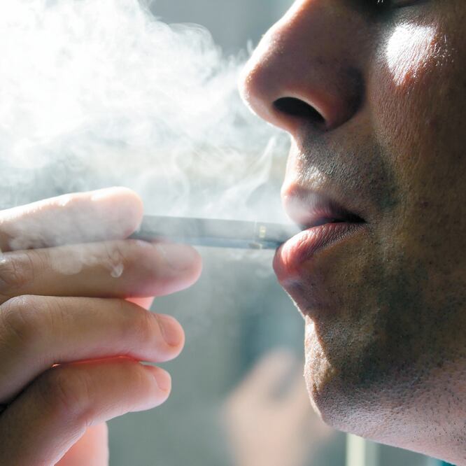 Un joven con un cigarro electrónico, el 2 de octubre de2018. Preocupa a las autoridades que los menores usen estos dispositivos. EVA HAMBACH. AFP