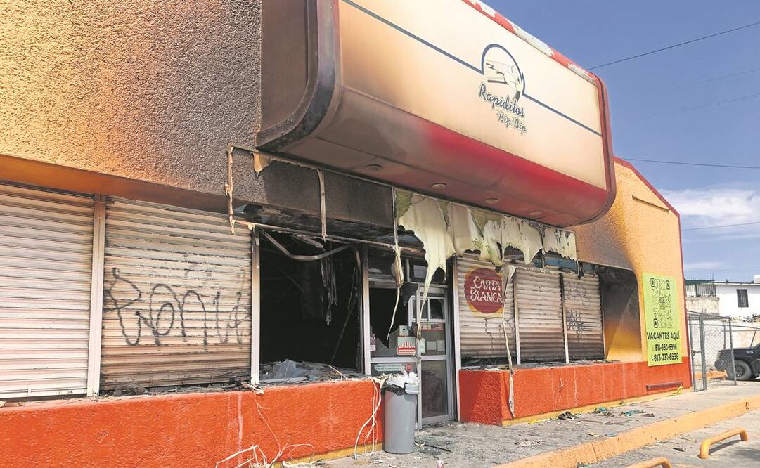 Alrededor de los lugares donde ocurrieron los hechos violentos del jueves, algunos vecinos se acercaron para ver cómo quedó la zona o poner algunas veladoras. Foto: Paola Gamboa/EL UNIVERSAL