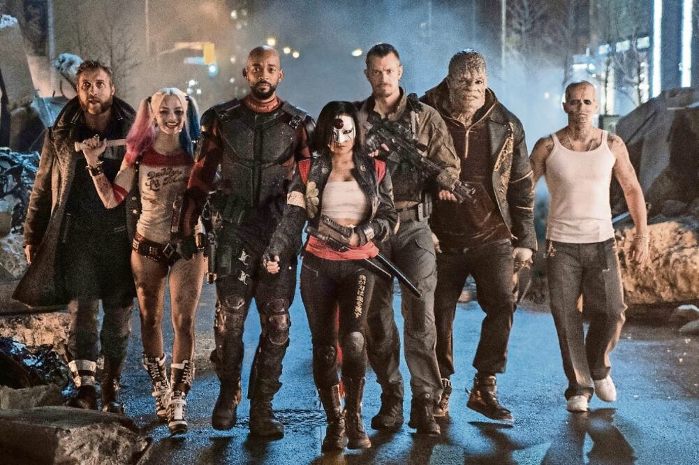 Los villanos más peligrosos e inteligentes del orbe son contratados y armados fuertemente para defender a la Tierra (CLAY ENOS/WARNER BROS. P. VÍA AP)