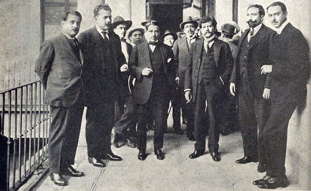 (De izq. a der.) Urquizo, Montes, Murguía, Mariel y Barragán durante su juicio por la muerte de Carranza. Muchos carrancistas, tras verse rebasados y agotados, huyeron de la emboscada en Tlaxcalantongo. El militar Francisco L. Urquizo, conocido por sus memorias de la época revolucionaria, reconoció que escapó de los jacales, pues los hombres de Herrero tenían ventaja y disparaban a todos. Foto: Hemeroteca EL UNIVERSAL.