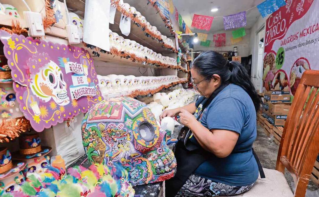Una vez que la calavera se seca, un artesano le coloca los ojos y luego lo pasa con el decorador, quien le da el toque de los colores. Foto: Alejandro Vargas / EL UNIVERSAL
