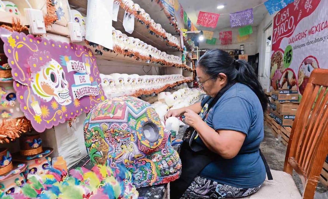 Una vez que la calavera se seca, un artesano le coloca los ojos y luego lo pasa con el decorador, quien le da el toque de los colores. Foto: Alejandro Vargas / EL UNIVERSAL
