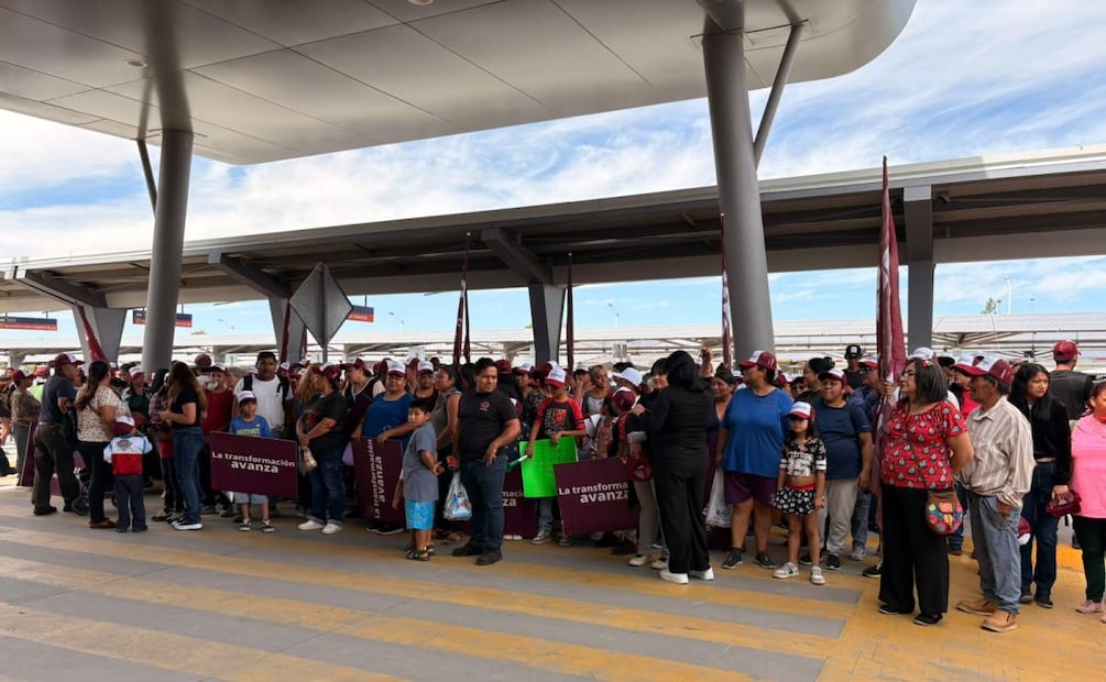 Simpatizantes esperan a la presidenta Claudia Sheinbaum en el Aeropuerto Internacional de Ciudad Juárez, Chihuahua (19/09/2026). Foto: Sharon Mercado / EL UNIVERSAL