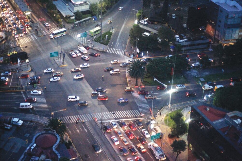 El titular de la Sobse asegura que la construcción de esta obra reducirá el tráfico en la zona. Afirman que el tiempo para cruzar esta vialidad es de 30 minutos, con el deprimido se espera que se reduzca a cinco minutos (ALEJANDRO ACOSTA. EL UNIVERSAL)