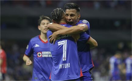 Cruz Azul derrota de forma contundente a Chivas en el Azteca 