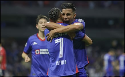 Cruz Azul derrota de forma contundente a Chivas en el Azteca