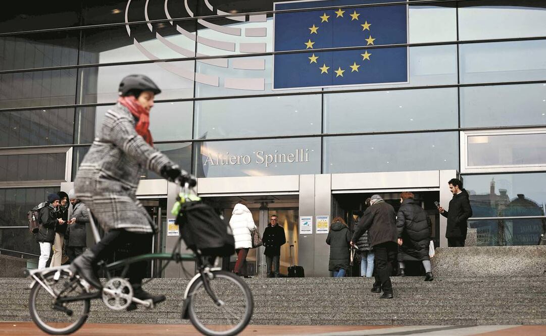 Funcionarios del Parlamento Europeo enfrentan denuncias de corrupción por posibles sobornos. 